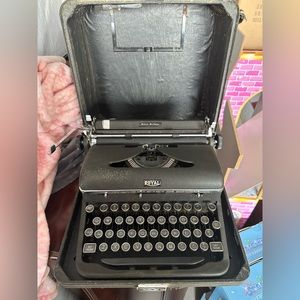1947 Royal typewriter with case